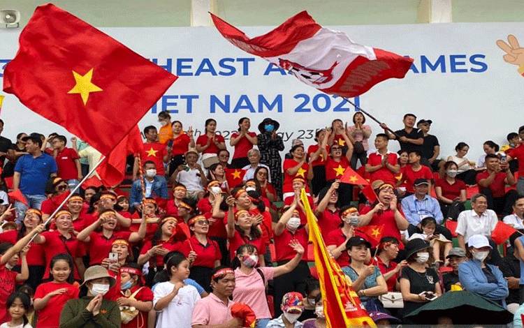 Penonton menyaksikan pertandingan cabang olahraga dayung SEA Games 2021 Vietnam di Hai Phong Rowing and Canoeing Training Center, Hai Phong, Vietnam, Sabtu (14/5/2022). (ANTARA/Shofi Ayudiana)
