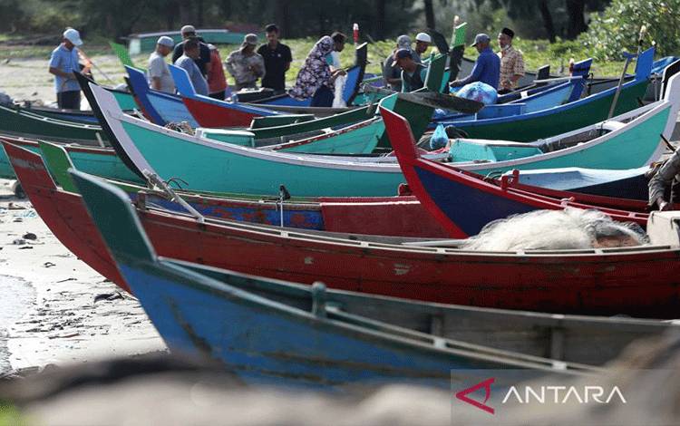 Ilustrasi: Nelayan tradisional membenahi perahu dan alat tangkap seusai melaut di pesisir pantai Aceh Besar, Aceh, Kamis (12/5/2022). . ANTARA FOTO/Irwansyah Putra/pras.