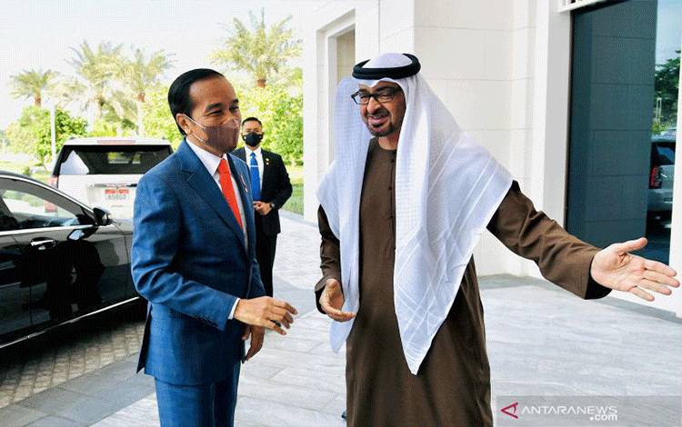 Arsip-- Sheikh Mohamed bin Zayed Al Nahyan menyambut Presiden Joko Widodo saat tiba di Istana Al-Shatie, Abu Dhabi, Uni Emirat Arab, Rabu (3/11/2021). ANTARA FOTO/Setpres-Laily R/foc. (ANTARA FOTO/LAILY_RACHEV)