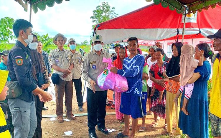 Ketua Kwarcab Pramuka Kapuas yang juga Kadisdik, Suwarno Muriyat menyalurkan bantuan untuk warga terdampak angin puting beliung di Kecamatan Kapuas Timur.