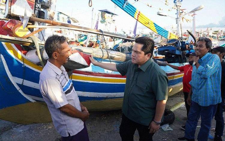 Menteri BUMN Erick Thohir saat berbincang-bincang dengan nelayan di Muncar Banyuwangi, Jawa Timur. ANTARA/HO-Kementerian BUMN