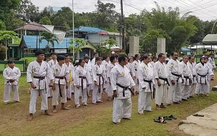 Ujian kenaikan sabuk murid perguruan beladiri karate binaan Kodim 1012 Buntok di Markas Koramil 1012-04 Tamiang Layang.