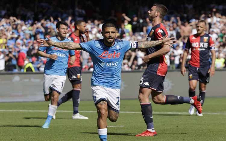 Selebrasi Lorenzo Insigne setelah mencetak gol untuk Napoli dalam pertandingan Liga Italia lawan Genoa, Minggu 15 Mei 2022