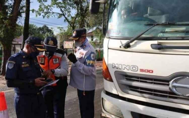 Tim gabungan memeriksa kelengkapan surat angkutan, Pangakalan Bun