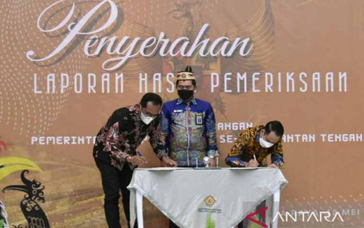 Wali Kota Palangka Raya Fairid Naparin (kanan) di Kantor BPK RI perwakilan Kalimantan Tengah beberapa waktu lalu
