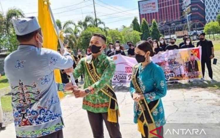 Pelepasan kontingen Kota Palangka Raya yang akan berlaga di acara Festival Budaya Isen Mulang 2022 di Kota Palangka Raya
