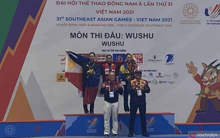 Atlet wushu Alisya Mellynmar saat upacara pengalungan medali usai memenangi medali emas pertama pasa nomor Taolu Taiji Quan Putri SEA Games 2021 di Cau Giay Gymnasium, Hanoi, Sabtu (14/5/2022)