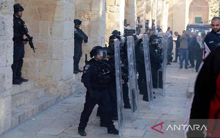 Pasukan keamanan Israel berpatroli saat terlibat bentrok dengan warga Palestina di kompleks Masjid Al-Aqsa di di Yerusalem Timur (22/4/2022)
