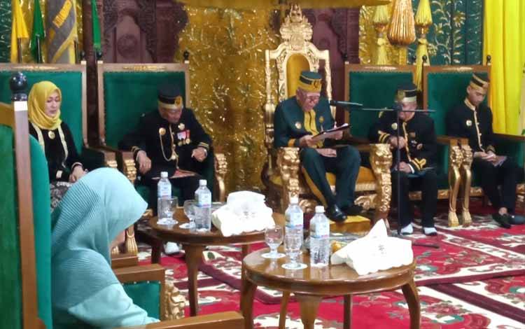 Sultan XV Kutaringin Pangeran Ratu Alidin Sukma Alamsyah sedang menyampaikan sambutab dalam Milad 44 Penobatan yang digelar di Istana Kuning, Kesultanan Kutaringin, Senin 16 Mei 2022