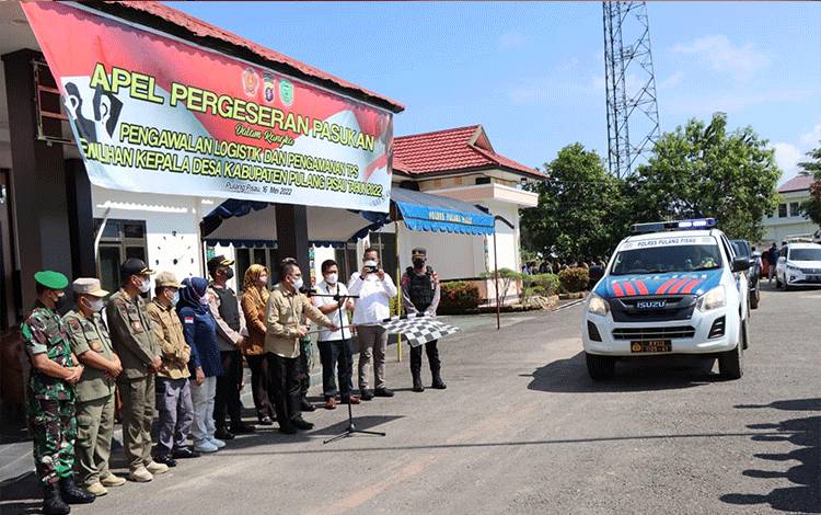 Sekda Pulpis Melepas Pasukan dan Pengawalan logistik Pilkades Serentak di Halaman Mapolres Pulang Pisau, Senin (16/05/2022) Pagi.