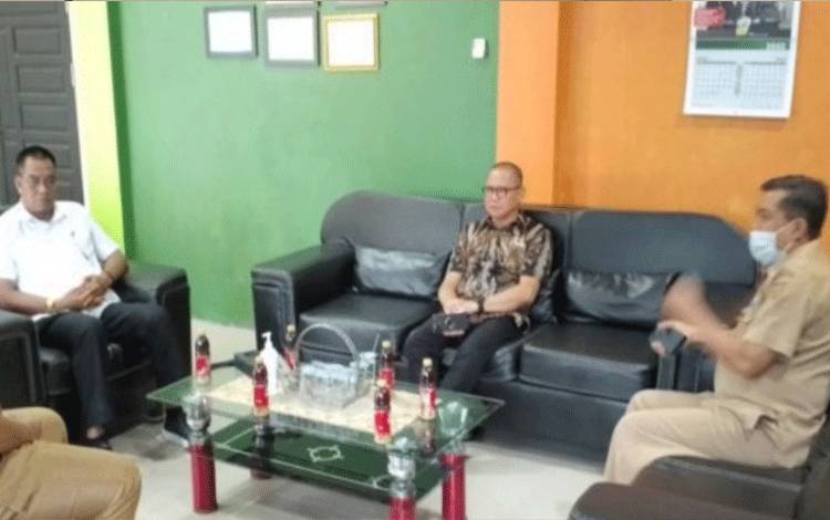 Anggota DPR RI Mukhtarudin (batik) saat kunker ke Dinas Perikanan Kobar.