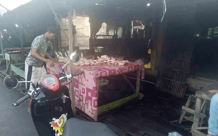 Aktivitas warga di Pasar Kasongan terutama penjual daging ayam.