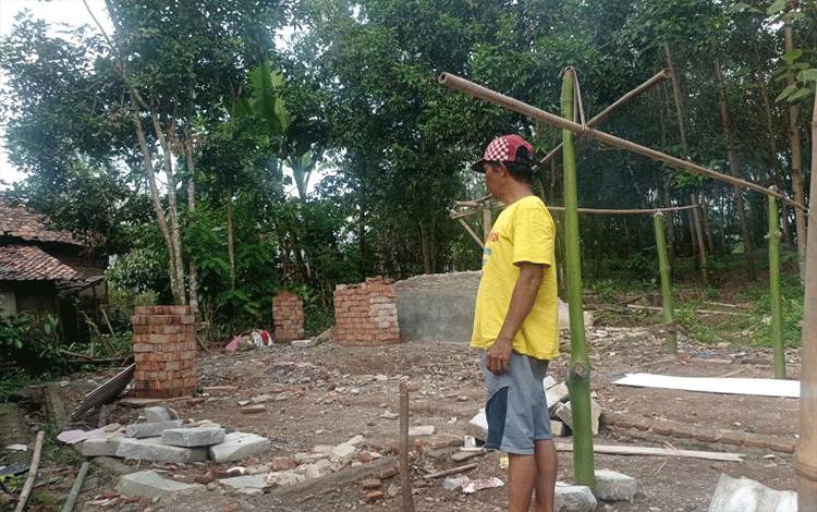 Rumah warga korban tanah bergerak di Jampang Cikoneng, Kabupaten Lebak, Provinsi Banten, roboh hingga rata dengan tanah, namun beruntung tidak menimbulkan korban jiwa maupun luka-luka. ANTARA/HO-Mansur