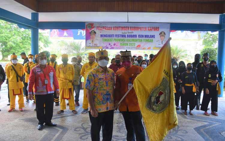 Pelepasan kontingen Kabupaten Kapuas yang akan mengikuti Festival Budaya Isen Mulang