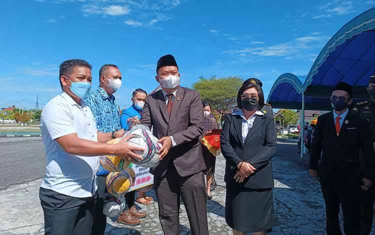 Penyerahan hibah bola sepak bola dari pemerintah Kabupaten Gunung Mas kepada karang taruna Desa Jakatan Raya Kecamatan Rungan