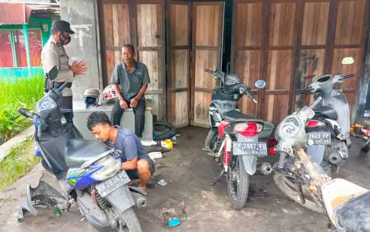 Personel Polres Seruyan, saat memberikan sosialisasi pencegahan penyakit mulut dan kuku pada hewan kepada salah satu warga