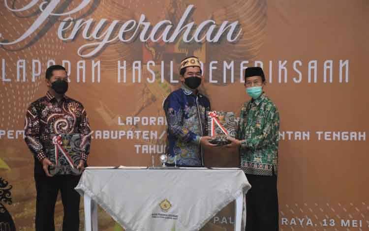 Wakil Bupati Kapuas HM Nafiah Ibnor menerima hasil penilaian opini WTP untuk Laporan Keuangan Pemkab Kapuas tahun anggaran 2021, bertempat di Auditorium BPK RI Perwakilan Provinsi Kalimantan Tengah di Palangka Raya.