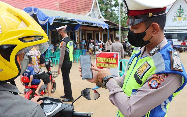 Kegiatan vaksinasi covid-19 drive thru di Ampah Kota Kecamatan Dusun Tengah.