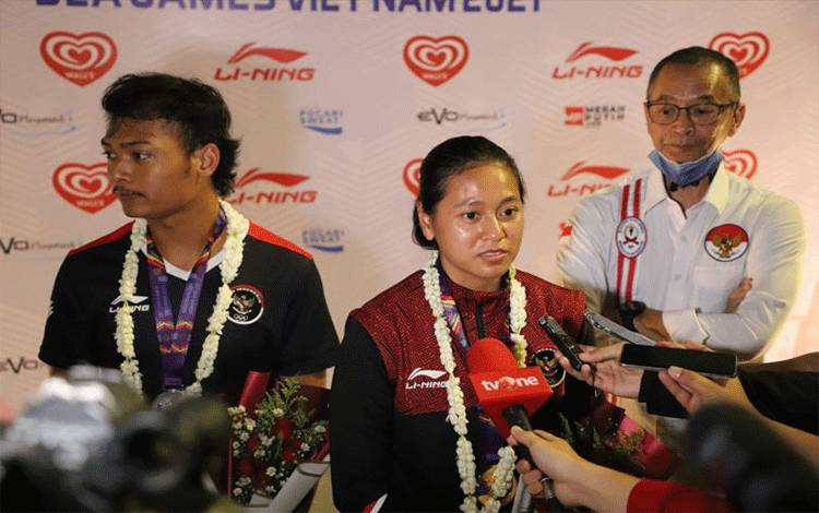 Tiara Andini Prastika dan atlet downhill Indonesia lainnya tiba di Bandara Soekarno-Hatta, Cengkareng, Senin (16/5/2021) malam WIB setelah membawa pulang medali emas SEA Games Vietnam. Dia disambut sejumlah pengurus PB ISSI. (ANTARA/HO-PB ISSI)