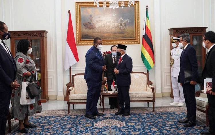Wakil Presiden RI Ma'ruf Amin saat menerima kunjungan kehormatan Wakil Presiden sekaligus Menteri Kesehatan dan Perlindungan Anak Zimbabwe Constantino Chiwenga di Jakarta, Selasa (17/5/2022)