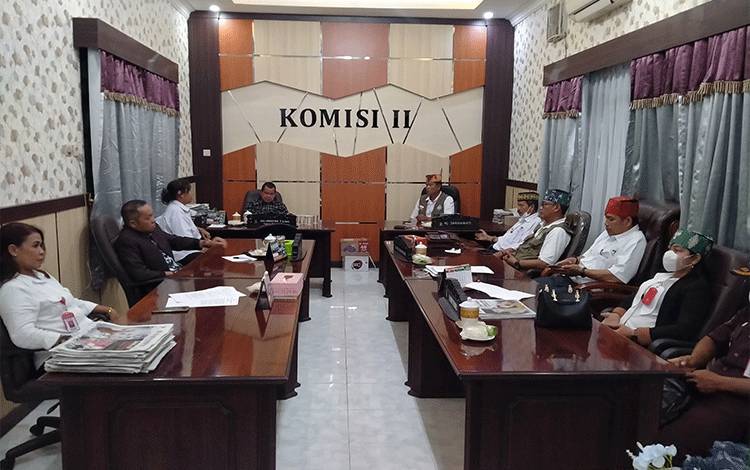 Apkasindo Kabupaten Kotim saat datang ke DPRD Kotim terkait anjloknya harga sawit.