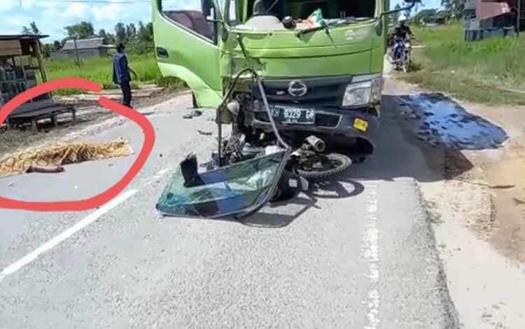 Tabrakan truk dan motor sehingga membuat pemotor tewas di Jalan Pangkalan Bun - Kotawaringin Lama