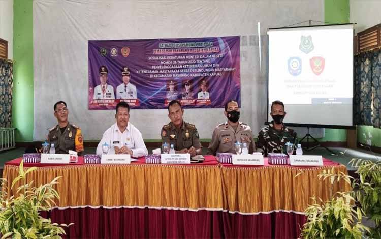 Personel Satpol PP dan Damkar Kapuas saat sosialisasikan Permendagri nomor 26 tahun 2020 di Kecamatan Basarang, Rabu 18 Mei 2022.