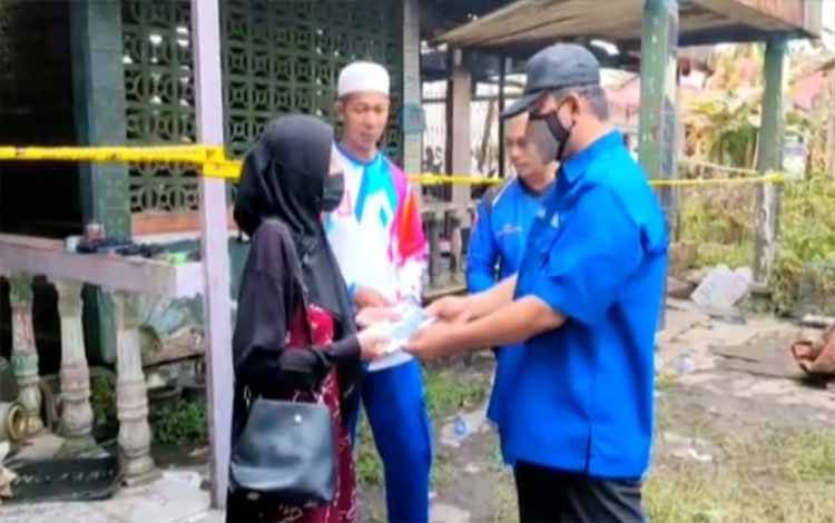 Anggota DPRD Kapuas, Rosihan Anwar menyalurkan bantuan untuk warga terdampak kebakaran rumah di Jalan Pilau, Kecamatan Selat