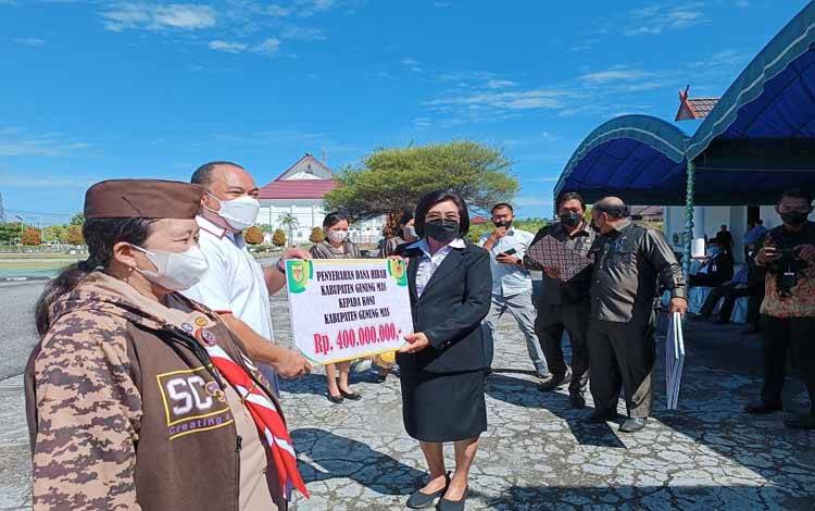 Wakil Bupati Gunung Mas Efrensia L.P Umbing menyerahkan dana hibah dari pemerintah kabupaten kepada KONI