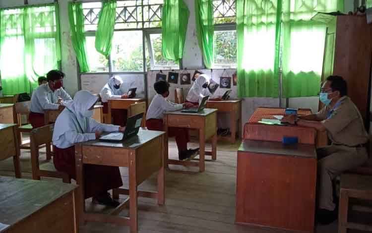 Murid SD di Kecamatan Kapuas Hilir saat mengikuti ujian sekolah berbasis komputer.
