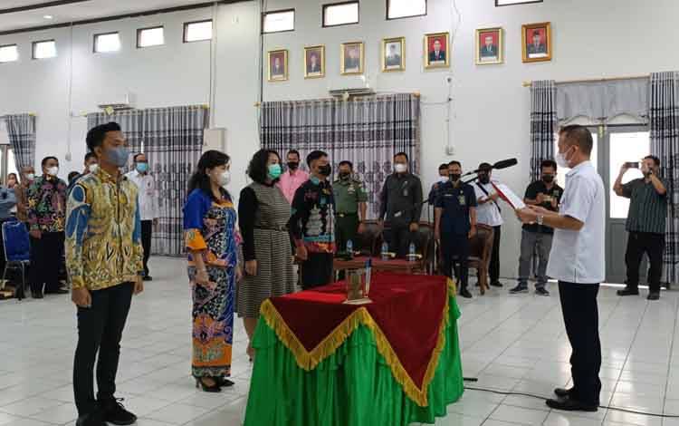 Bupati Gunung Mas Jaya S Monong mengukuhkan pengurus Forum Kabupaten Gunung Mas Sehat pada Rabu, 18 Mei 2022