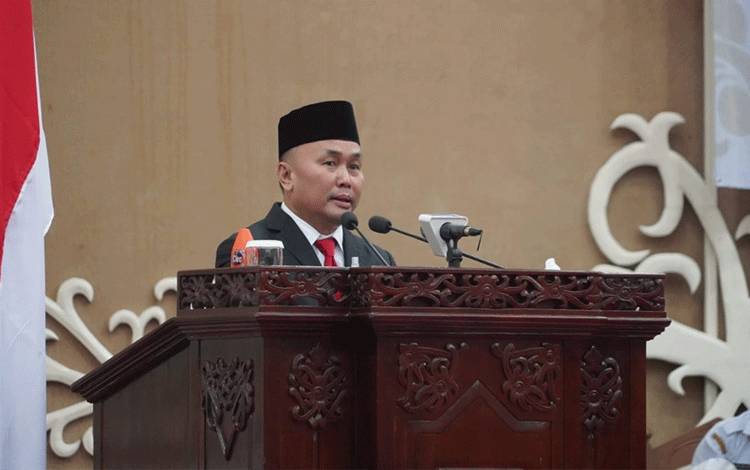 Gubernur Kalimantan Tengah (Kalteng), Sugianto Sabran saat kegiatan penyerahan LHP di Ruang Rapat Paripurna DPRD Provinsi Kalteng, Rabu, 18 Mei 2022.