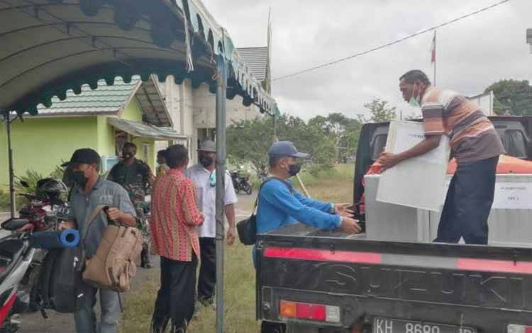 Pemindahan logistik pemilihan kepala desa di Desa Purwodadi
