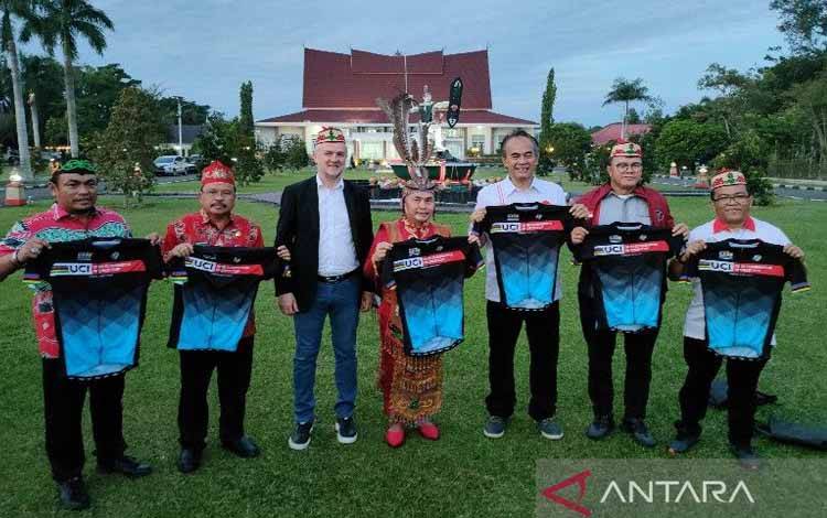 Gubernur Kalteng Sugianto Sabran (tengah) menerima cenderamata berupa baju Union Cycliste Internationale (UCI) di Palangka Raya, Selasa, (17/5/2022)