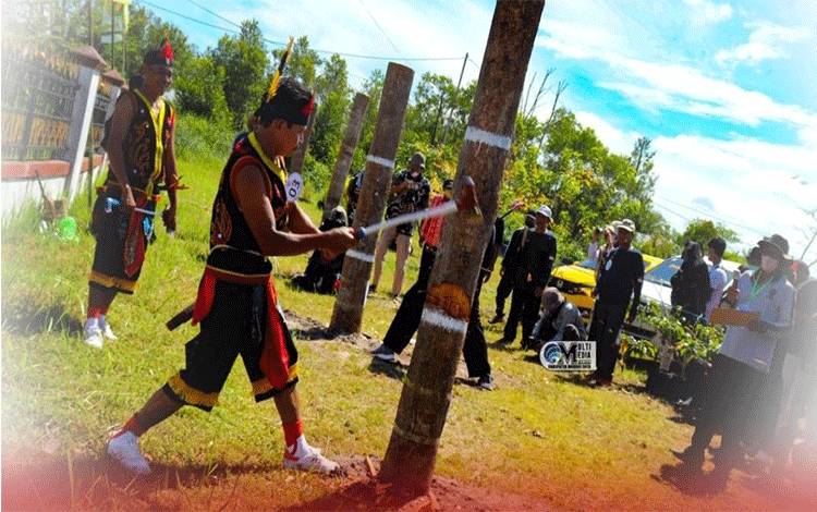 Peserta maneweng manetek menyila kayu asal Mura yang berhasil meraih juara pertama pada FBIM 2022.