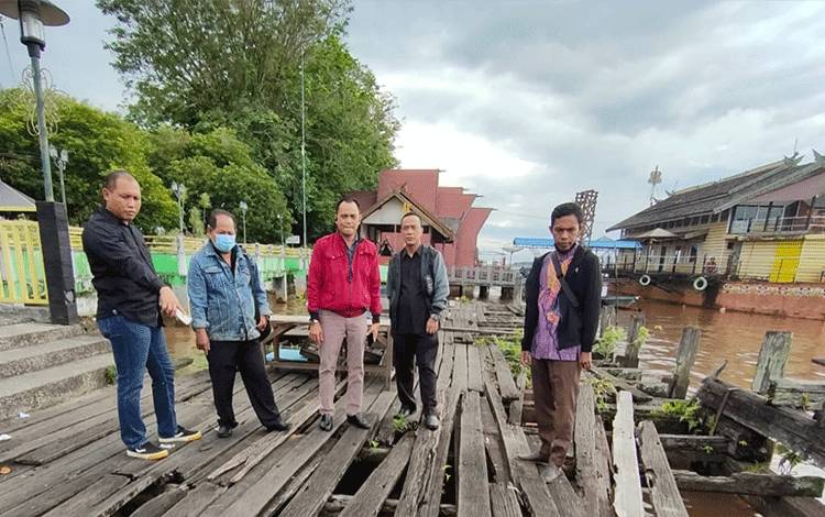 Komisi III DPRD Kapuas saat meninjau kondisi pelabuhan KP3 di Kota Kuala Kapuas.
