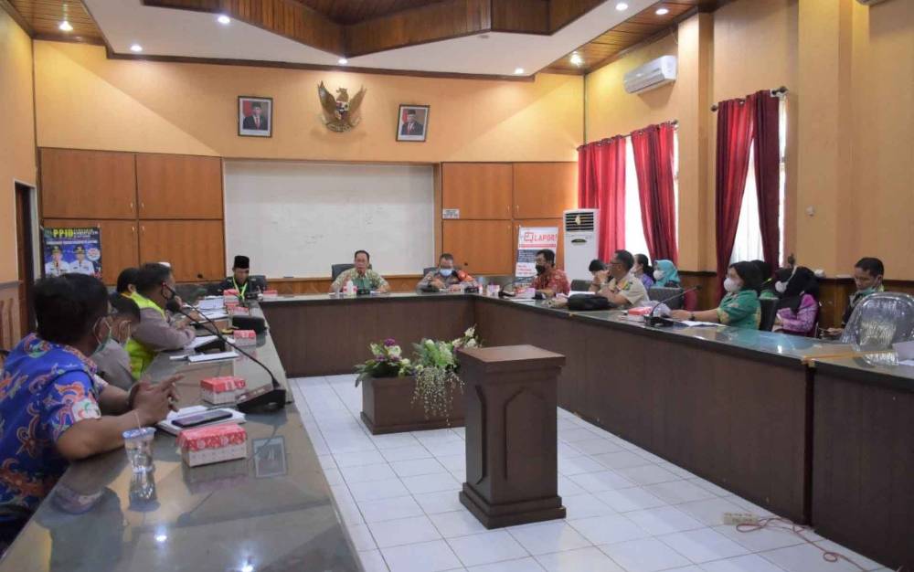 Suasana saat Asisten I Setda Kapuas Ilham Anwar pimpin Rakor persiapan keberangkatan haji, bertempat di aula kantor Bupati Kapuas, Kamis, 19 Mei 2022.