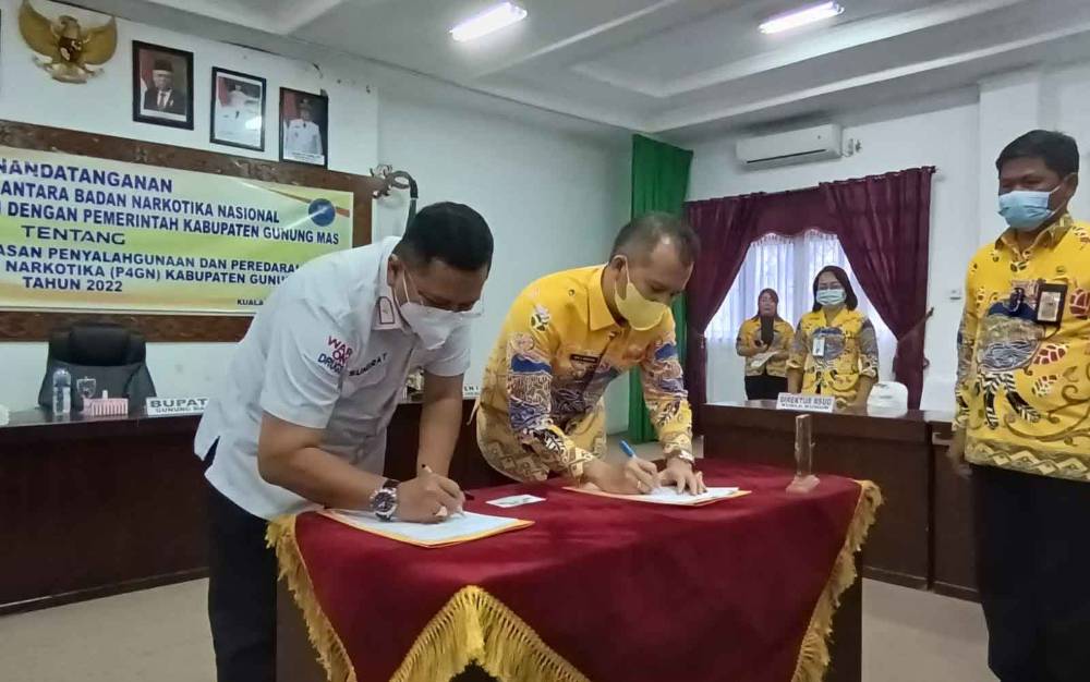 Bupati Gumas Jaya Samaya Monong dan Kepala BNN Provinsi Kalimantan Tengah (Kalteng) Brigjen Pol Sumirat Dwiyanto menandatangani nota kesepakatan di lantai satu kantor bupati setempat, Kamis, 19 Mei 2022.