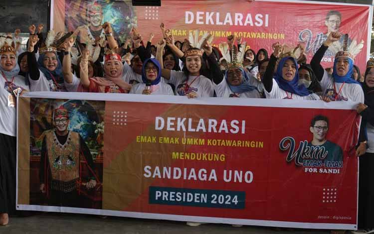 Relawan yang tergabung dalam Emak-emak Pro Sandi Uno Provinsi Kalimantan Tengah mendeklarasikan dukungan untuk Menparekraf, Sandiaga Uno jadi presiden 2024