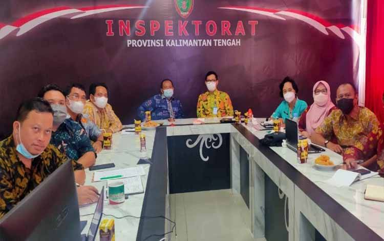 Inspektur Provinsi Kalteng Saring didampingi oleh Inspektur Pembantu I, Auditor Utama, Pejabat Fungsional Auditor dan PPUPD