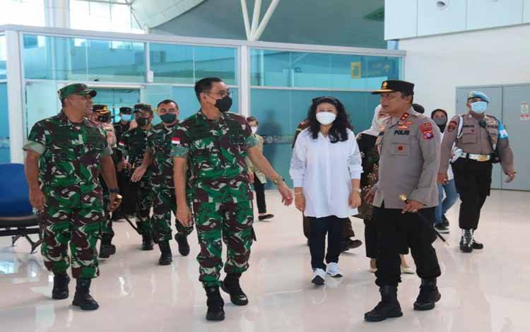 Kapolda Kalteng Irjen Nanang Avianto saat menyambut kedatangan Pangdam di Bandara Tjilik Riwut Palangka Raya