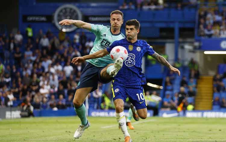 Pemain Chelsea Christian Pulisi berduel dengan bek Leicester Jonny Evans dalam pertandingan Liga Inggris, Jumat 20 Mei 2022