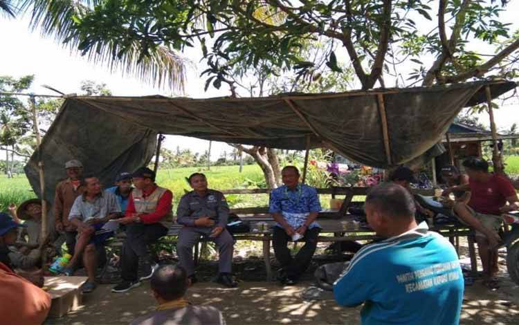 Camat Kapuas Kuala Inop didampingi Petugas POPT-PHP Sunyoto, Kepala BPP Deravana Rumahorbo, Mantri Tani Bagio serta para PPL bertemu dengan para petani di sekitar lahan pertanian di desa Wargomulyo 