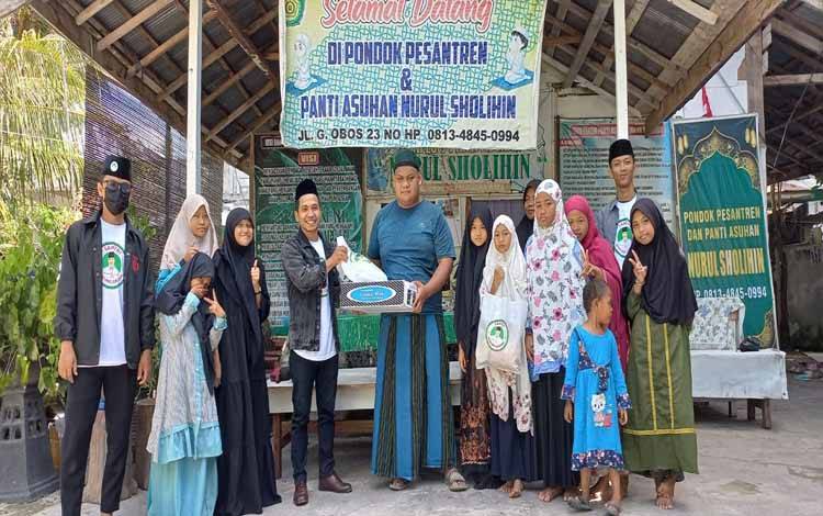 Relawan Santri Dukung Ganjar Kalimantan Tengahmemberikan bantuan sembako kepada Pesantren dan Panti Asuhan Nurul Sholihin