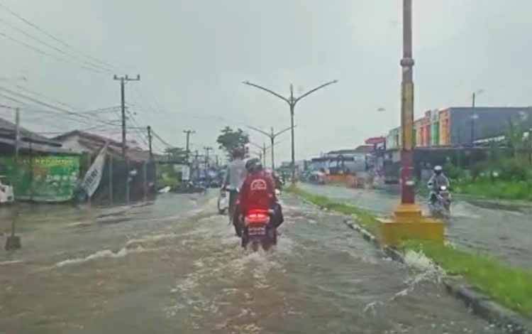 Permukiman dan Jalan Protokol Banjir di Palangka Raya