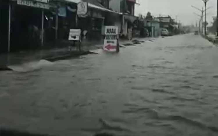 Tangkapan layar video kiriman warga yang melintas di Jalan Temanggung Tilung dan terlihat kawasan tersebut sedang banjir