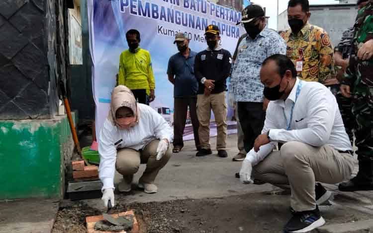 Bupati Kobar lakukan peletakan batu pertama pembanguna gapura Pelabuhan Panglima Utar, Kecamatan Kumai, Jumat, 20 Mei 2022