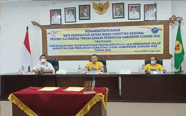Bupati Gunung Mas Jaya Samaya Monong saat menggelar pertemuan dengan BNN Kalimantan Tengah.