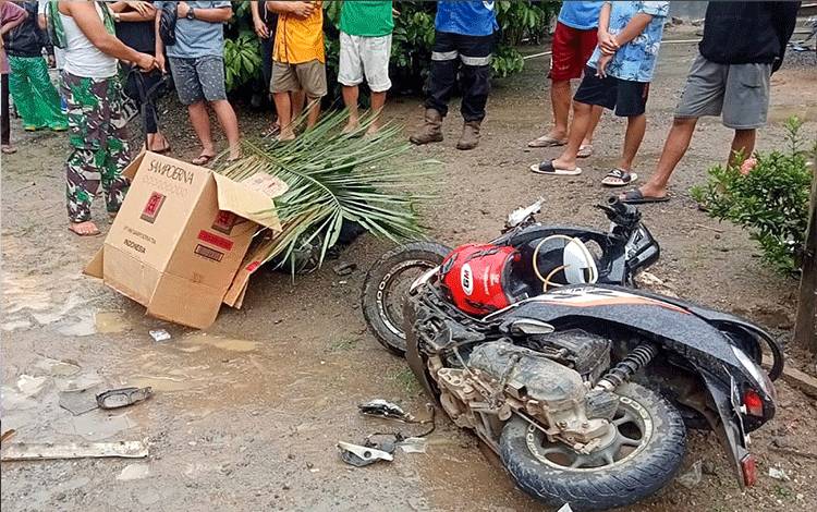 Korban tewas tergeletak tidak jauh dari sepeda Honda Scoopy yang dikendarainya.