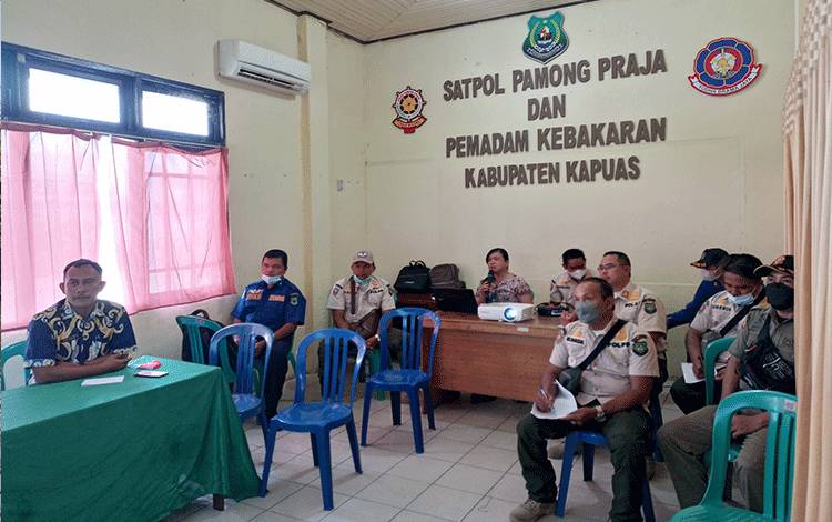 Personel Satpol PP dan Damkar Kapuas saat ikuti sosialisasi penyusunan SKP, bertempat di aula kantor setempat.